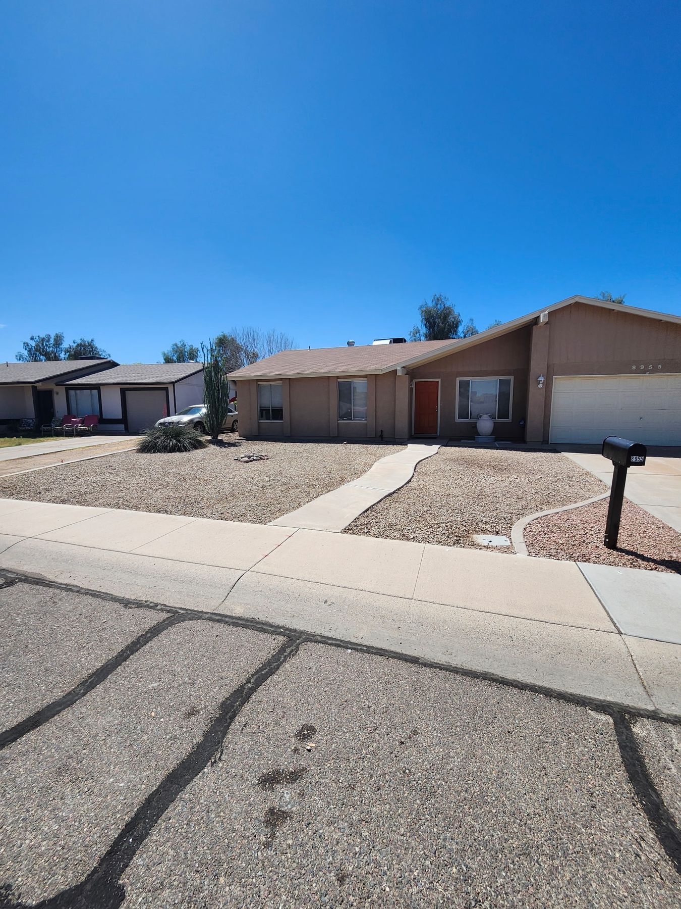 Weed cleanup in Phoenix-area rock and gravel landscaping